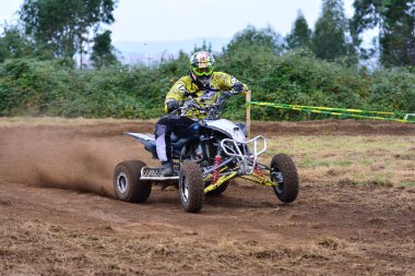 Kimliği belirsiz racer çift bir motosiklet sürmek.