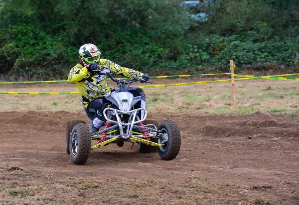Niezidentyfikowane racer jeździ motocyklem quad. — Zdjęcie stockowe