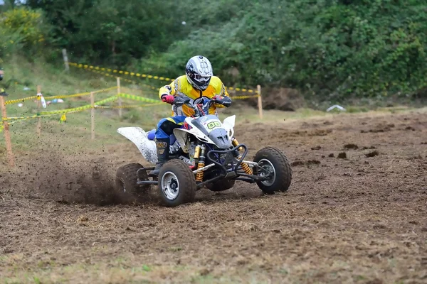 Niezidentyfikowane racer jeździ motocyklem quad. — Zdjęcie stockowe