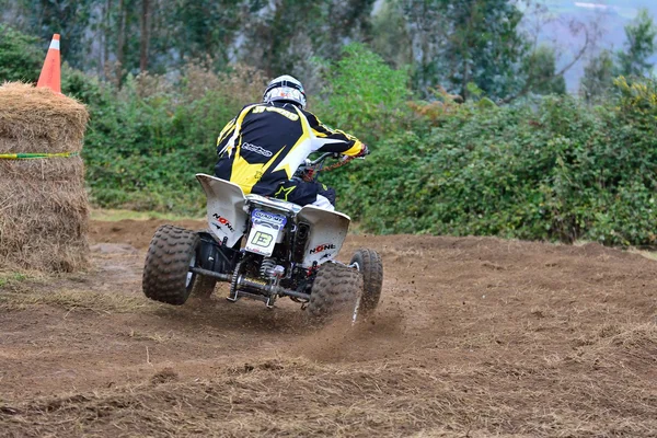 Niet-geïdentificeerde racer rijdt een quad motorfiets. — Stockfoto