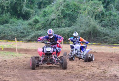 Kimliği belirsiz racer çift bir motosiklet sürmek.