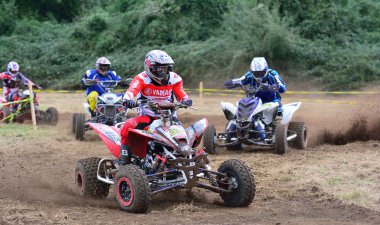 Kimliği belirsiz racer çift bir motosiklet sürmek.