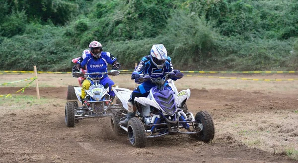 Oidentifierade racer rider en quad motorcykel. — Stockfoto