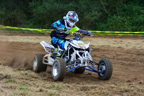 Unbekannter rast mit Quad-Motorrad. — Stockfoto