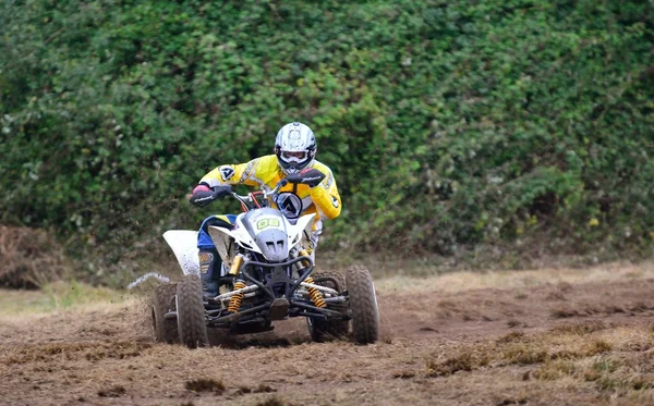 Unbekannter rast mit Quad-Motorrad. — Stockfoto