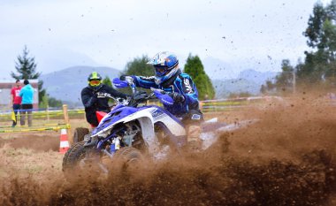 Kimliği belirsiz racer çift bir motosiklet sürmek.