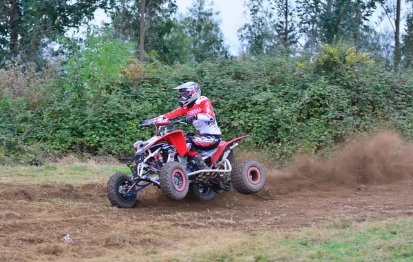 Corridore non identificato guida una moto quad . — Foto Stock