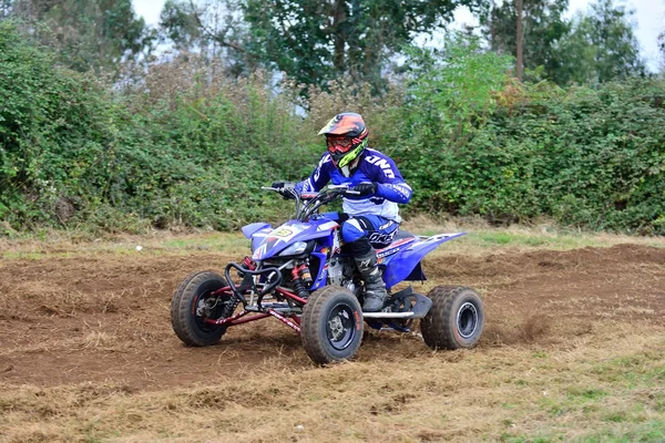 Niet-geïdentificeerde racer rijdt een quad motorfiets. — Stockfoto