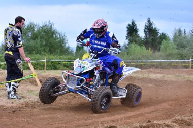 Kimliği belirsiz racer çift bir motosiklet sürmek.