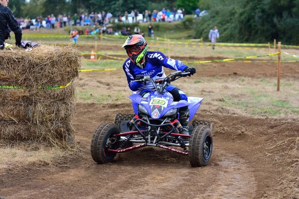 Niet-geïdentificeerde racer rijdt een quad motorfiets. — Stockfoto