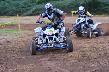 Kimliği belirsiz racer çift bir motosiklet sürmek.