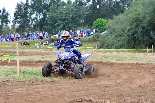 Niezidentyfikowane racer jeździ motocyklem quad. — Zdjęcie stockowe