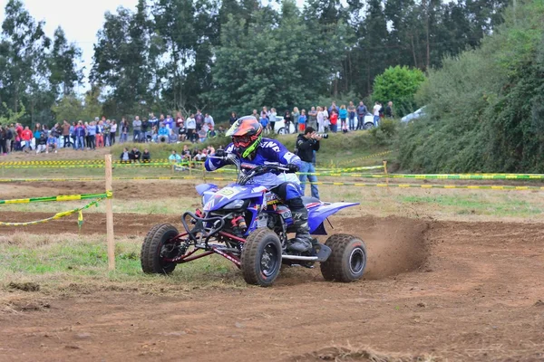 Niet-geïdentificeerde racer rijdt een quad motorfiets. — Stockfoto