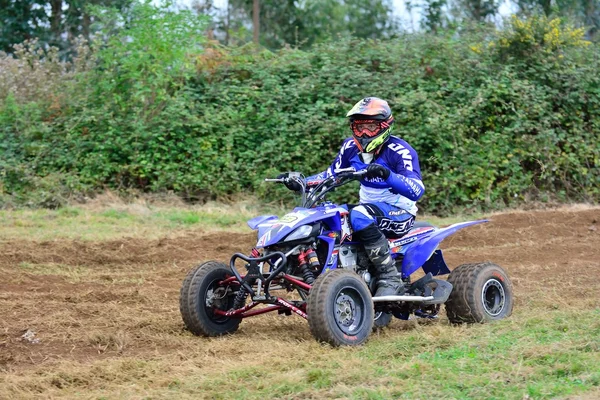 Corridore non identificato guida una moto quad . — Foto Stock