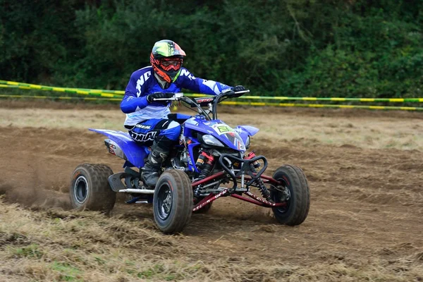 Azonosítatlan versenyző lovagol egy quad motor. — Stock Fotó