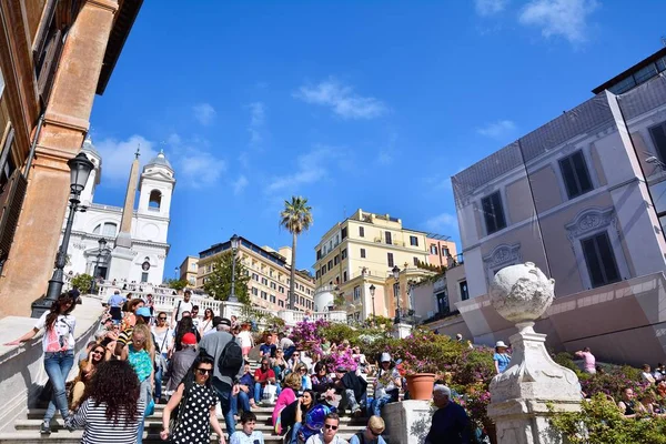 Piazza di Spagna populární místa setkávání v Římě. — Stock fotografie