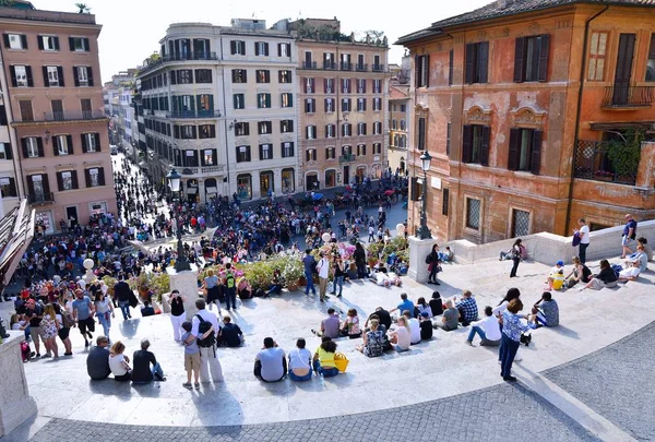 Piazza di Spagna populární místa setkávání v Římě. — Stock fotografie
