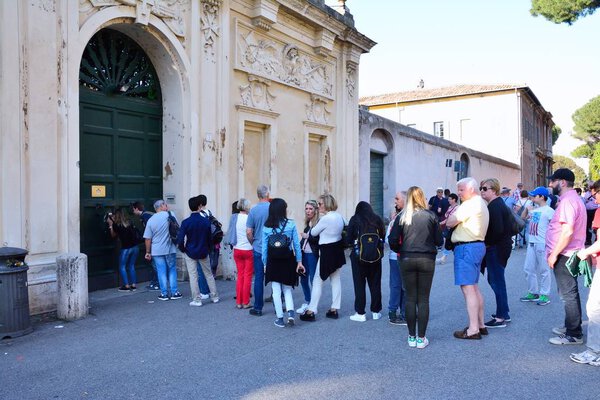 Tourists peeps into the keyhole of the Villa Magistrale dei Cavalieri di Malta.