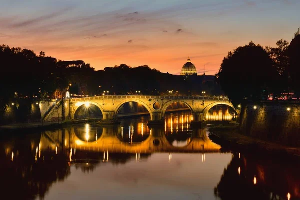 San Pedro en el Vaticano con Ponte Sisto en primer término . — Foto de Stock