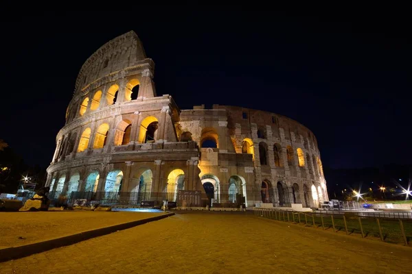 Coliseo iluminado en Roma . — Foto de Stock