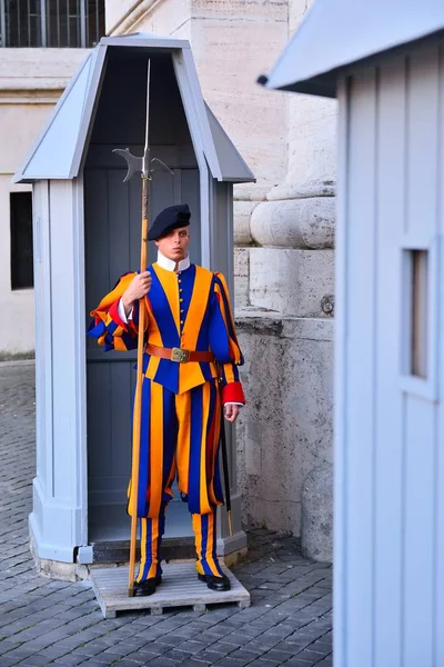 Zwitserse Garde in hun traditionele uniform. — Stockfoto