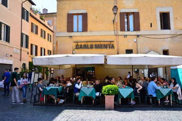 People eating traditional italian food. — Stock Photo, Image