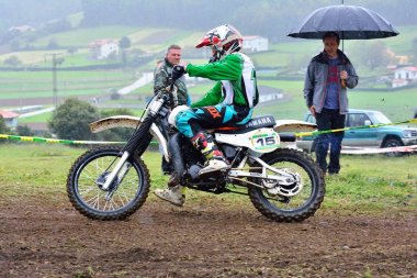 Kimliği belirsiz racer bir klasik motosiklet sürmek. 