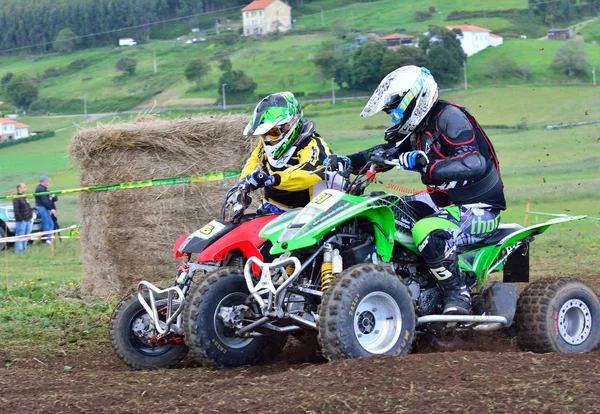 Corridori non identificati guidano una moto quad . — Foto Stock