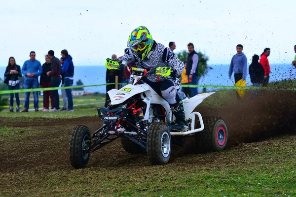 Neidentifikovaný závodník jede čtyřkolka motorka. — Stock fotografie