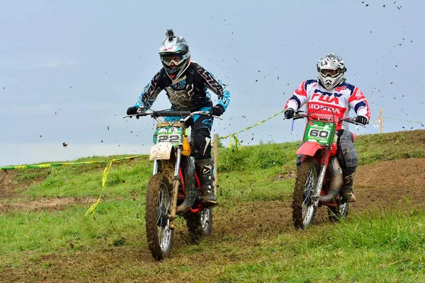 Niet-geïdentificeerde racer rijdt een klassieke motorfiets. — Stockfoto