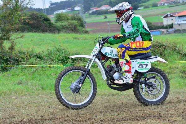 Unidentified racer rides a classic motorcycle. — Stock Photo, Image