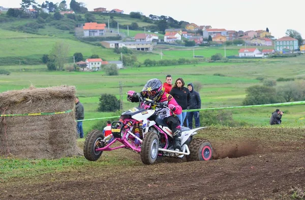 Neidentifikovaný závodník jede čtyřkolka motorka. — Stock fotografie