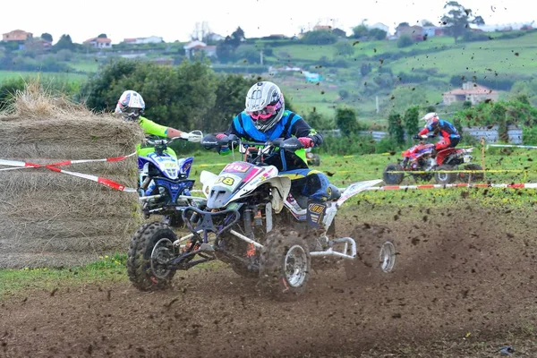 Niezidentyfikowane zawodników jeździ motocyklem quad. — Zdjęcie stockowe