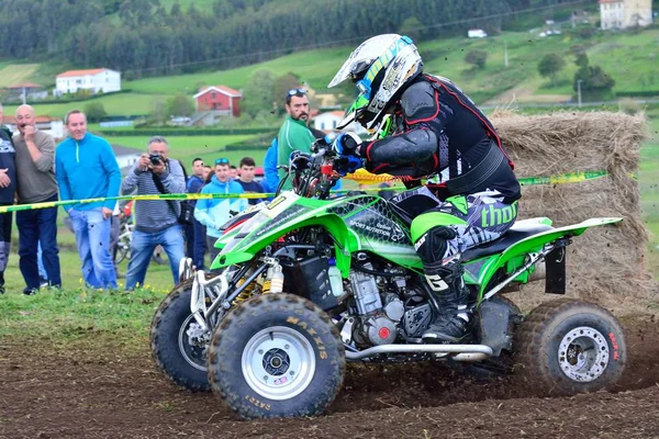 Niezidentyfikowane zawodników jeździ motocyklem quad. — Zdjęcie stockowe