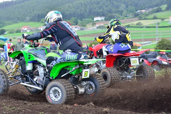 Corridori non identificati guidano una moto quad . — Foto Stock