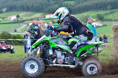 Kimliği belirsiz yarışçılar dört bir motosiklet sürmek. 