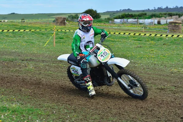 Corredor no identificado monta una motocicleta clásica . —  Fotos de Stock