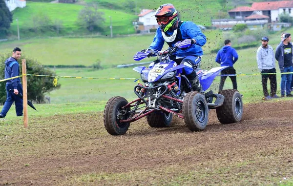 Niet-geïdentificeerde racer rijdt een quad motorfiets. — Stockfoto