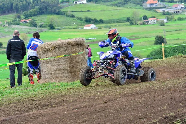 Niezidentyfikowane racer jeździ motocyklem quad. — Zdjęcie stockowe