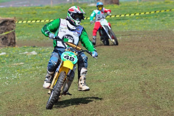 Niet-geïdentificeerde racer rijdt een klassieke motorfiets. — Stockfoto