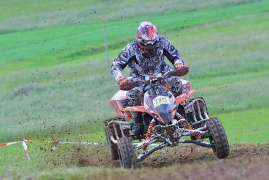 Kimliği belirsiz racer çift bir motosiklet sürmek. 