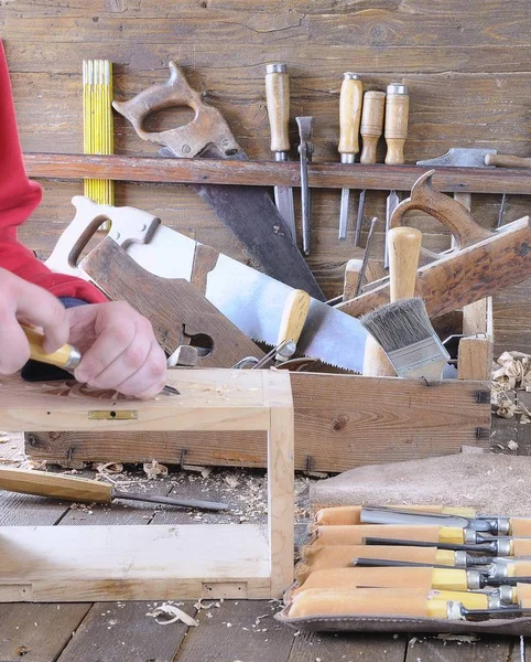 Ein Tischler arbeitet. — Stockfoto