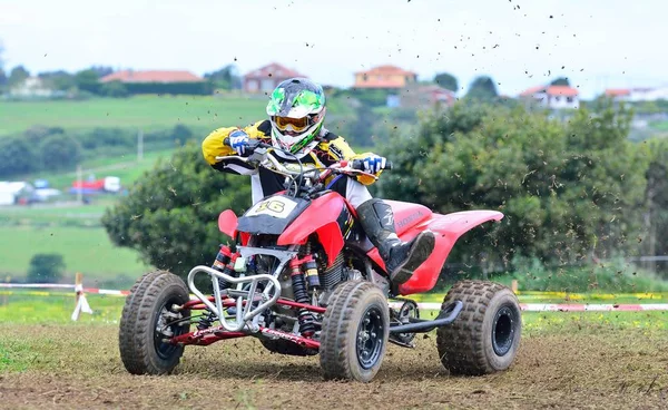 Niezidentyfikowane racer jeździ motocyklem quad. — Zdjęcie stockowe