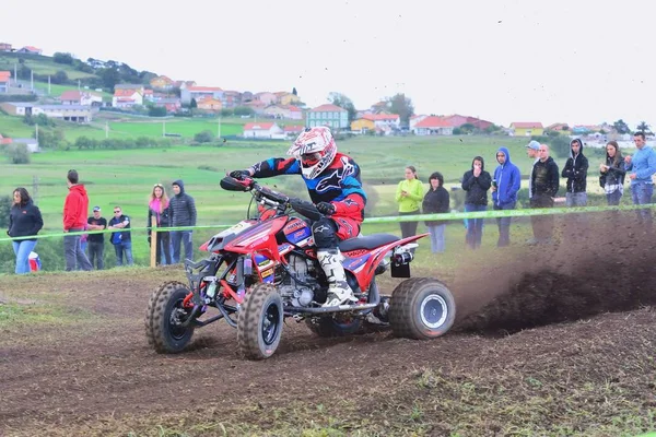 Neidentifikovaný závodník jede čtyřkolka motorka. — Stock fotografie