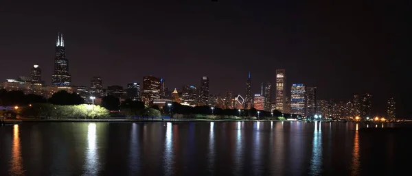 Chicago éjszakai látképe, Amerikai Egyesült Államok. — Stock Fotó
