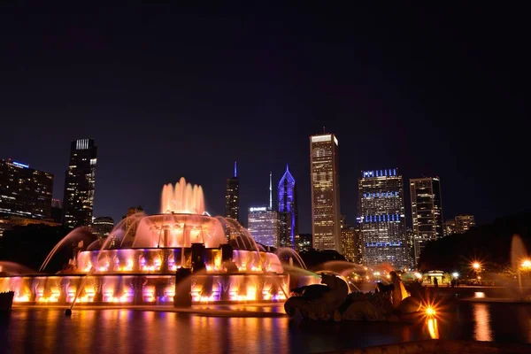 Chicago városára és a Buckingham szökőkútra éjjel. — Stock Fotó