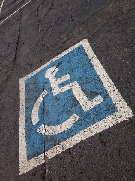 Parking dla osób niepełnosprawnych znak namalowane na asfalcie — Zdjęcie stockowe