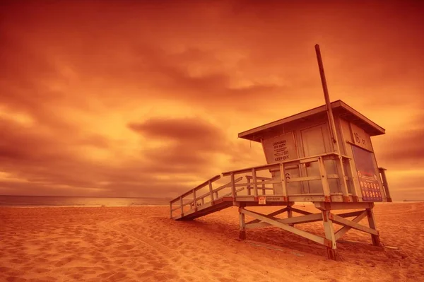 Torre de salvavidas al atardecer en Hermosa Beach, California —  Fotos de Stock