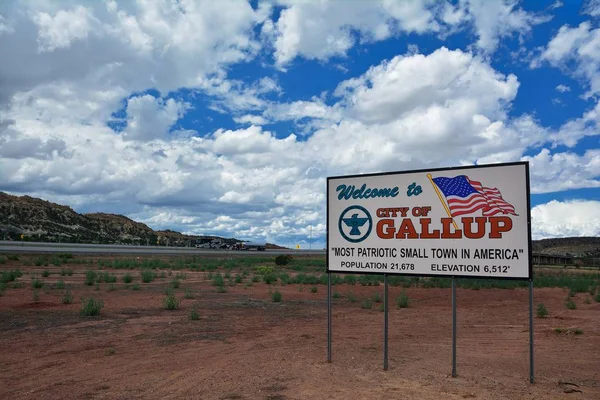 Welcome sign to Gallup, most patriotic small town in America — Stock Photo, Image