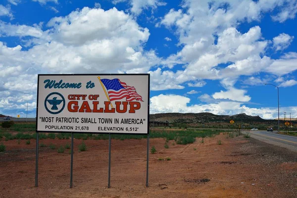 Welcome sign to Gallup, most patriotic small town in America — Stock Photo, Image